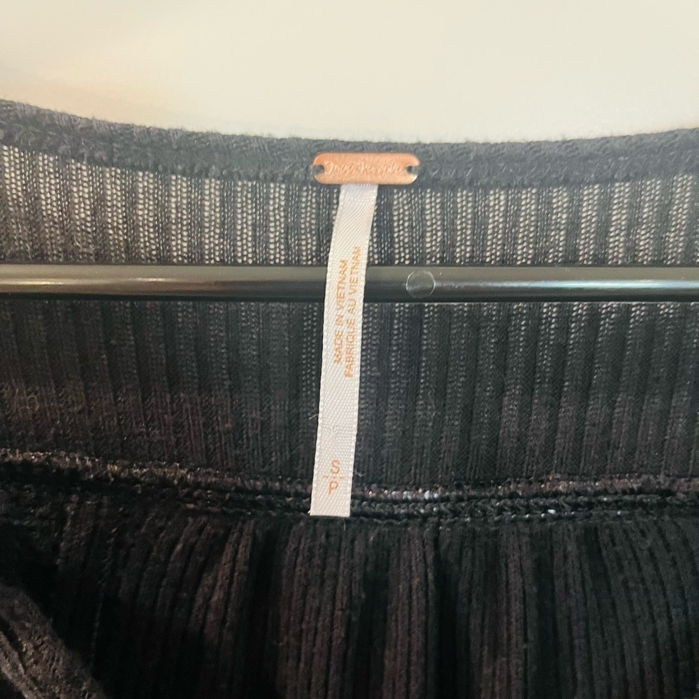 Free People Oversized Black Leo Henley Women's Top - Picture 2 of 4